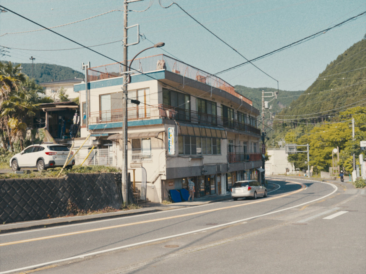 納屋に置かれたトラクター