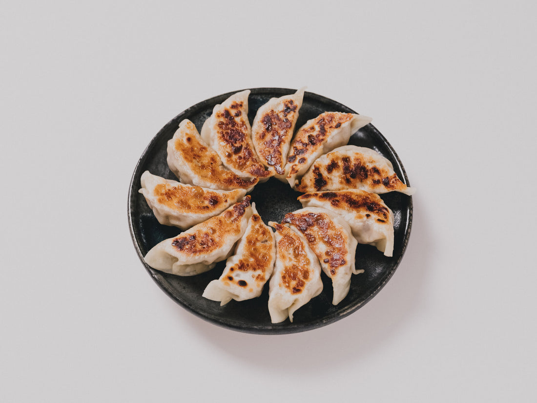円形に盛りつけた焼き上がりの西多摩餃子