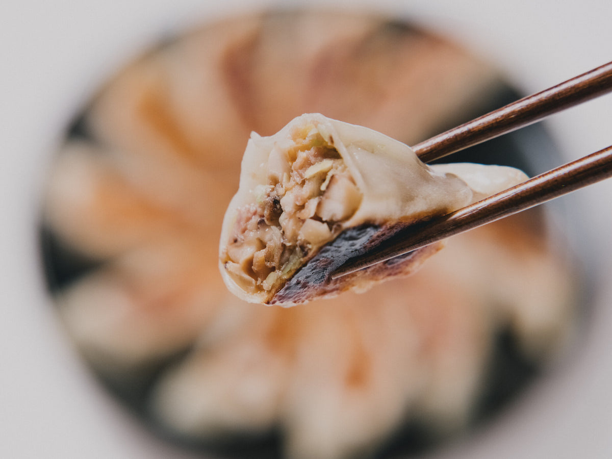 箸で持ち上げた餃子の断面